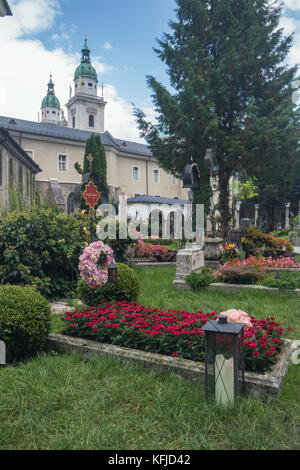 Editorial: SALZBURG, ÖSTERREICH, 24. September 2017 - Blick auf den Petersfriedhof mit der Peterskirche im Hintergrund. Stockfoto