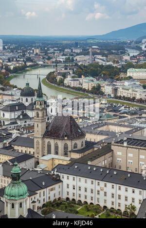 Die Salzach schlängelt sich durch Salzburg von der Hohensalzburg aus gesehen Stockfoto