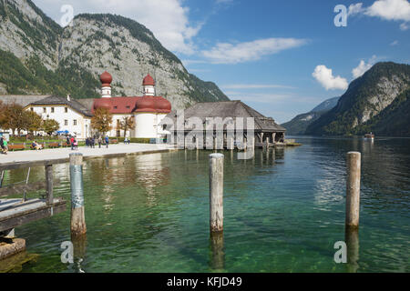 Editorial: BERCHTESGADEN, DEUTSCHLAND, 25. September 2017 - St. Bartholomäuskirche und Koningssee mit der umliegenden Bergkette Stockfoto