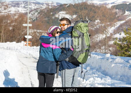 Paar Wanderer erkunden schneebedeckten Berge an einem sonnigen Tag Stockfoto