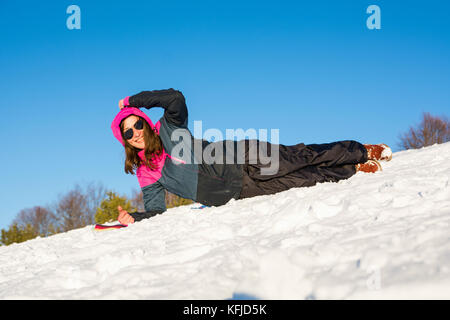 Mädchen mit Auf schneebedeckten Berg in Ski Jacke Stockfoto