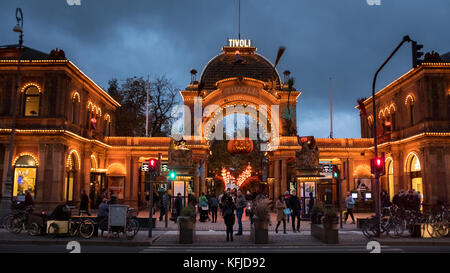 Tivoli, der weltweit ältesten Vergnügungspark. Traditionelle Park beleuchteten Eingang dekoriert für Halloween. Stockfoto