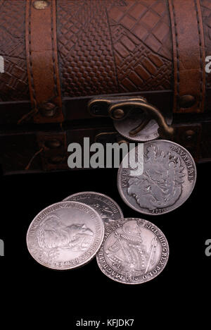 Teil von Vintage hölzerne Truhe mit alten Silber Münzen des 16.-18. Jahrhundert Stockfoto