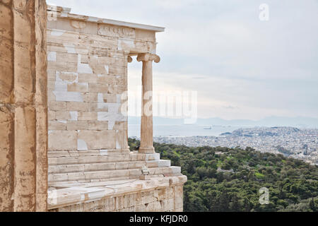 Blick von der Akropolis von Athen auf den Saronischen Golf und den Hafen Piräus. Piräus ist eine Hafenstadt in der Region Attika, Griechenland. Im Vordergrund Coul Stockfoto