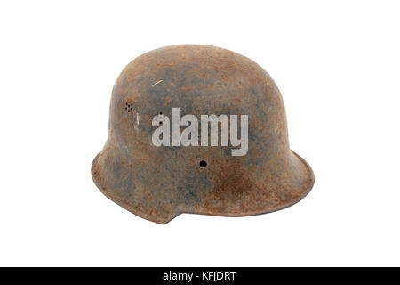 Deutschland Im ww 2. rusty Bundeswehr Helm (Modell M35) auf dem isolierten Hintergrund. Stockfoto