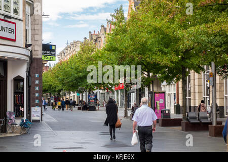 Blick auf die Bäume entlang der High Street, Leicester, Leicestershire, East Midlands, Großbritannien Stockfoto
