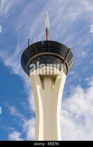 Stratosphere Hotel, obere Partie des Dachs, von unten fotografiert, in Las Vegas, vor einem blauen bewölkten Himmel. Stockfoto
