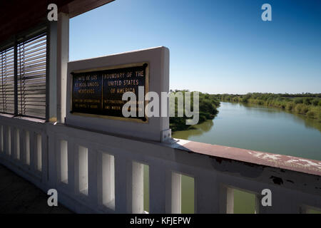 Boundary Marker auf der Brücke über den Rio Grande zwischen den USA und Mexiko Nuevo Progreso, Tamaulipas, Mexiko. Stockfoto