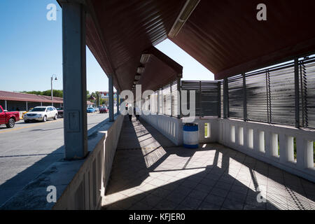 Gehweg auf der Brücke über den Rio Grande zu Nuevo Progreso, Tamaulipas, Mexiko von Weslaco, Texas, USA. Der Fahrzeugverkehr auf der linken Seite ist die Rückkehr zu Stockfoto