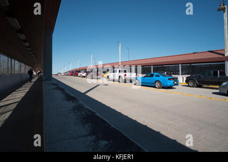 Fahrzeugverkehr Rückkehr in die Vereinigten Staaten von Mexiko Nuevo Progreso Brücke südlich von Weslaco, Texas. Stockfoto