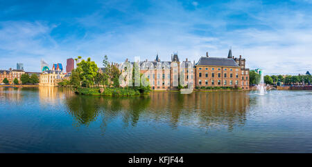 Die hofvijver Teich (Teich) mit der binnenhof Komplex in Den Haag, Niederlande Stockfoto