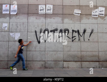 Ein Junge geht vor einem Graffiti, die sagt, wir stimmen wird, votarem auf Katalanisch. bezieht sich auf das Referendum vom 1. Oktober über die Unabhängigkeit der Catal Stockfoto