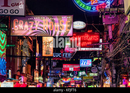 Pattaya, Thailand - 07 August: leuchtreklamen für Bars und Clubs in der berühmten Walking Street Red Light District am 07 August, 2017 in Pattaya. Stockfoto