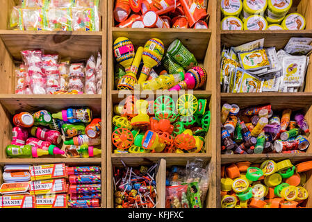 Bangkok, Thailand - 12. August: Dies ist eine traditionelle thailändische Candy Store verkauft viele alte Vintage Style Süßigkeiten am 12. August 2017 in Bangkok. Stockfoto