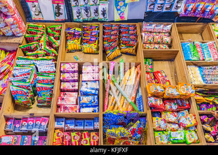 Bangkok, Thailand - 12. August: Dies ist eine traditionelle thailändische Candy Store verkauft viele alte Vintage Style Süßigkeiten am 12. August 2017 in Bangkok. Stockfoto