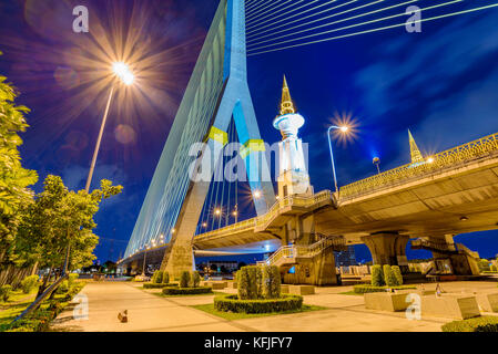 Rama-VIII-Brücke in Bangkok bei Nacht Stockfoto