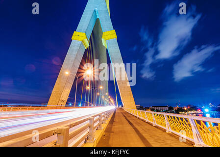 Rama-VIII-Brücke bei Nacht in Bangkok. Stockfoto