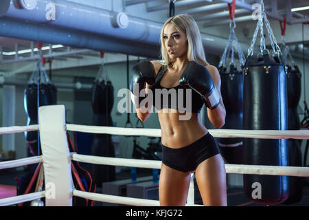 Junge hübsche Frau Boxer stehend auf Ring Stockfoto