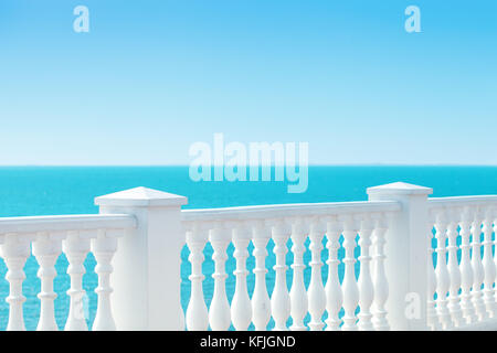 Summer View mit klassischen weißen Geländer und leere Terrasse mit Blick auf das Meer. Sommer Hintergrund. Tourismus Stockfoto