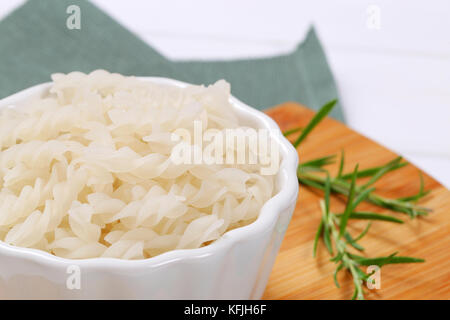 Schüssel gekochten Reis Pasta Fusilli - Nahaufnahme Stockfoto