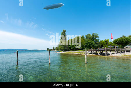 Strand auf der Insel Reichenau am Bodensee mit Zeppelin Bodensee, Baden-Württemberg, Deutschland, Europa Stockfoto