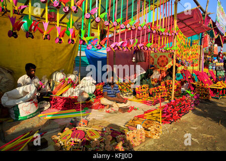 Traditionelles Spielzeug an poradaha Mela garidaha poradaha in der Nähe von Fluss stall in gabtali upazila von Bogra District. Bangladesch Stockfoto