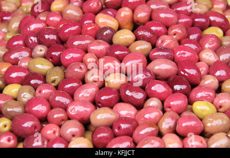 Rot eingelegte Oliven auf einem traditionellen marokkanischen Markt (Souk), Rabat, Marokko Stockfoto
