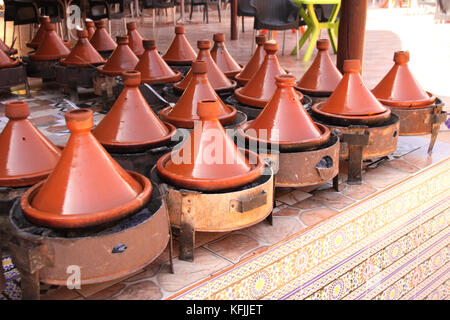 Kochen von Fleisch in traditionelle marokkanische Keramik tajine Schale, Marrakesch, Marokko Stockfoto