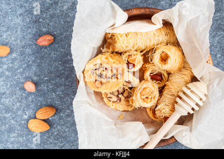 Die traditionelle arabische Nachspeise Baklava mit Honig und Nüssen. Stockfoto