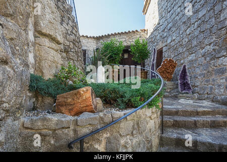 Verschiedene Arten von Mineralien vor einem Haus in dem Dorf balazuc in der Ardeche Region in Frankreich Stockfoto