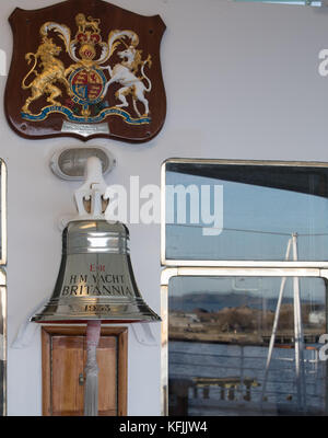 Edinburgh, Schottland, die Royal Yacht Britannia am Ocean Terminal, Leith, Edinburgh, Schiffsglocke Stockfoto