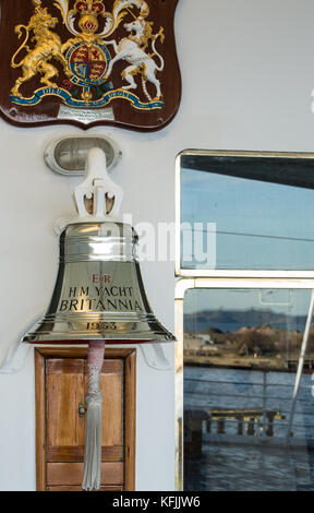 Edinburgh, Schottland, die Royal Yacht Britannia am Ocean Terminal, Leith, Edinburgh, Schiffsglocke Stockfoto