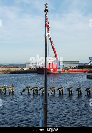 Edinburgh, Schottland, die Royal Yacht Britannia am Ocean Terminal, Leith, Edinburgh, der Fahnenmast in Leith Docks Stockfoto