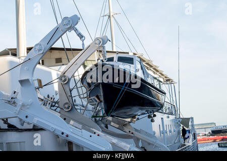 Edinburgh, Schottland, die Royal Yacht Britannia am Ocean Terminal, Leith, Edinburgh, eines der Boote der Yacht Stockfoto