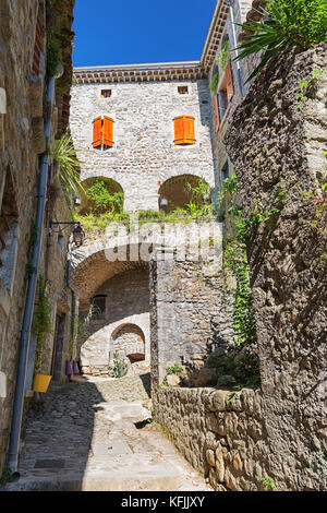 Die schmale Straße in dem malerischen Dorf Labeaume in der Ardeche Region in Frankreich Stockfoto