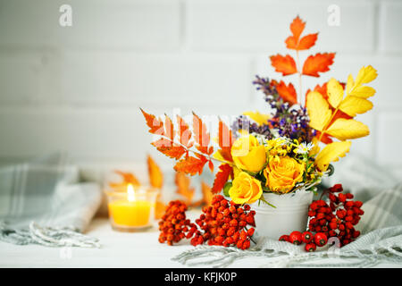 Herbst Blätter und Blüten auf einem Holztisch. Herbst Hintergrund mit kopieren. Herbst noch leben. Stockfoto