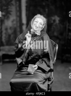 Französische Schauspielerin und Sängerin aus der 'Musikhalle' Yvette Guilbert (1865-1944) mit Bühnentracht. C. 1925 Taponier Foto Yvette Guilbert (Paris, 1867 - Aix-en-Provence, 1944) Kredit:Photo12/Coll. Taponier Stockfoto