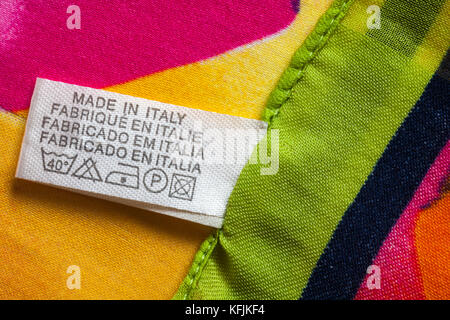 Label in der Frau Schal in Italien mit Sorgfalt waschen Symbole gemacht - in Großbritannien Großbritannien Großbritannien Stockfoto