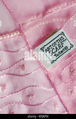 Kunst der Schal Tie Rack Label in der woman pink dekorative Schal Stockfoto