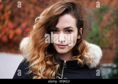 Junge Frau Wintermantel Stockfoto