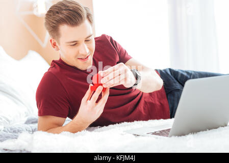 Lieben jungen Mann bei Vorschlag Ring suchen Stockfoto