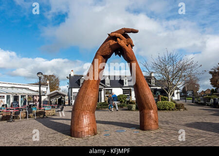 Skulptur von umklammern Hände vor neuen Shop an der Schmiede Restaurant in Gretna Green Gretna Dumfries and Galloway Schottland Großbritannien Stockfoto