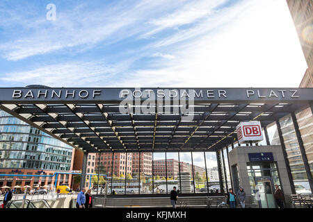 Eingang zum Bahnhof Potsdamerplatz in Berlin, Deutschland Stockfoto