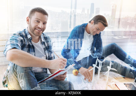 Positiv erfreut Ingenieur auf Kamera posieren Stockfoto