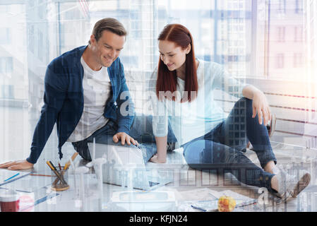 Aufmerksame Menschen beobachten, ihre Präsentation Stockfoto