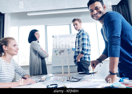 Positiv erfreut Partner auf Kamera posieren Stockfoto