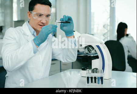 Rätselhafte Praktiker tun, chemisches Experiment Stockfoto