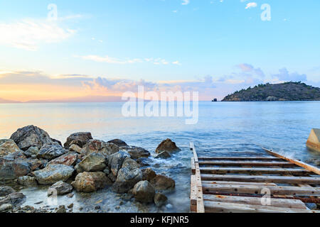 Wald Wanderwege in Meer aus kleinen Werft in Kargi Strand, Datca, Türkei Stockfoto