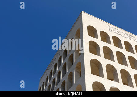 Der Palazzo della Civilta Italiana, bekannt als der weiße Marmor quadratische Kolosseum (Colesseo Quadrato). EUR, Rom, Italien. Stockfoto