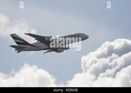 Emirates Airbus A380 kurz nach dem Start Stockfoto